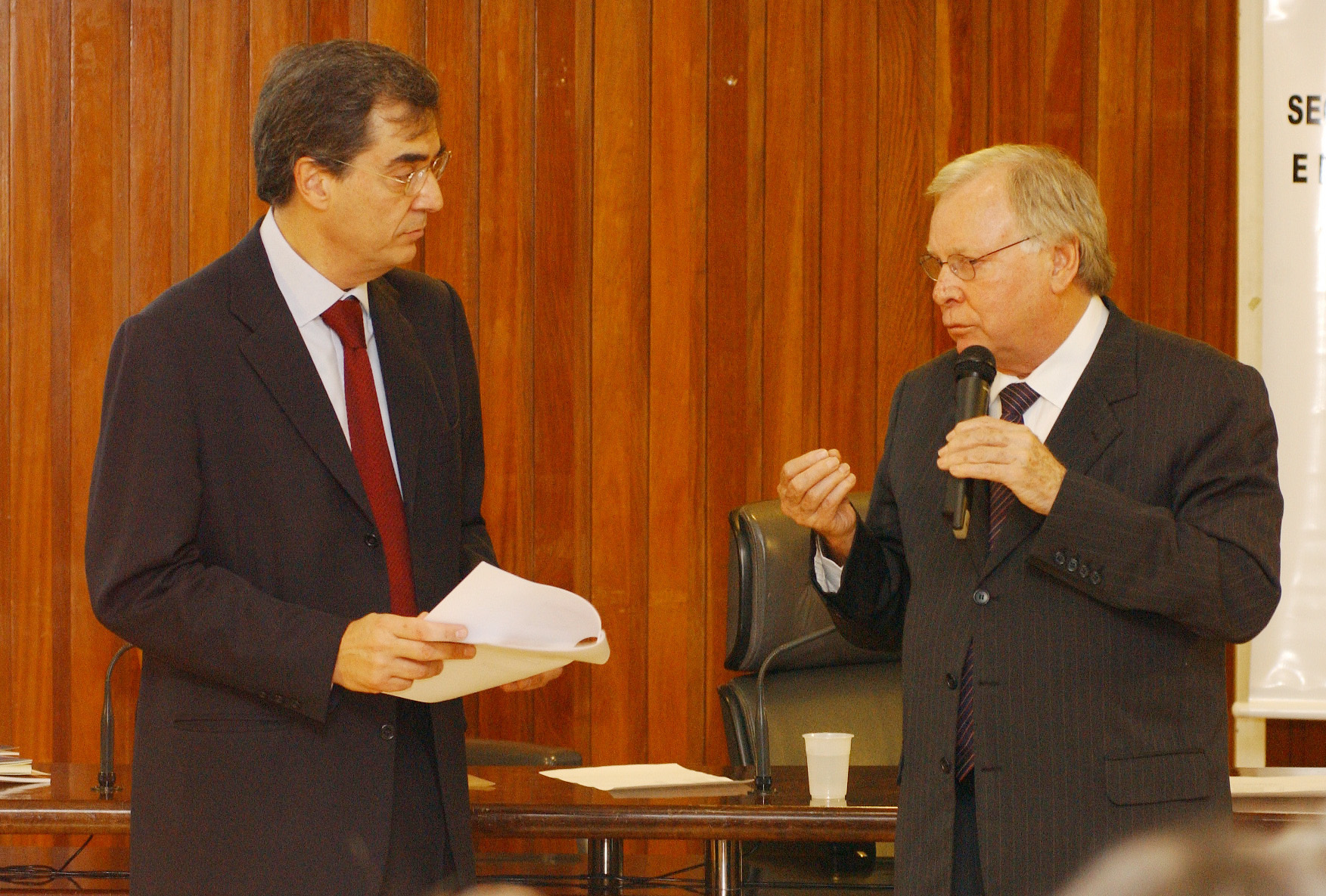 Rogrio Amato e Estevam Galvo <a style='float:right;color:#ccc' href='https://www3.al.sp.gov.br/repositorio/noticia/03-2008/Prom Social  dep estevao01.jpg' target=_blank><i class='bi bi-zoom-in'></i> Clique para ver a imagem </a>